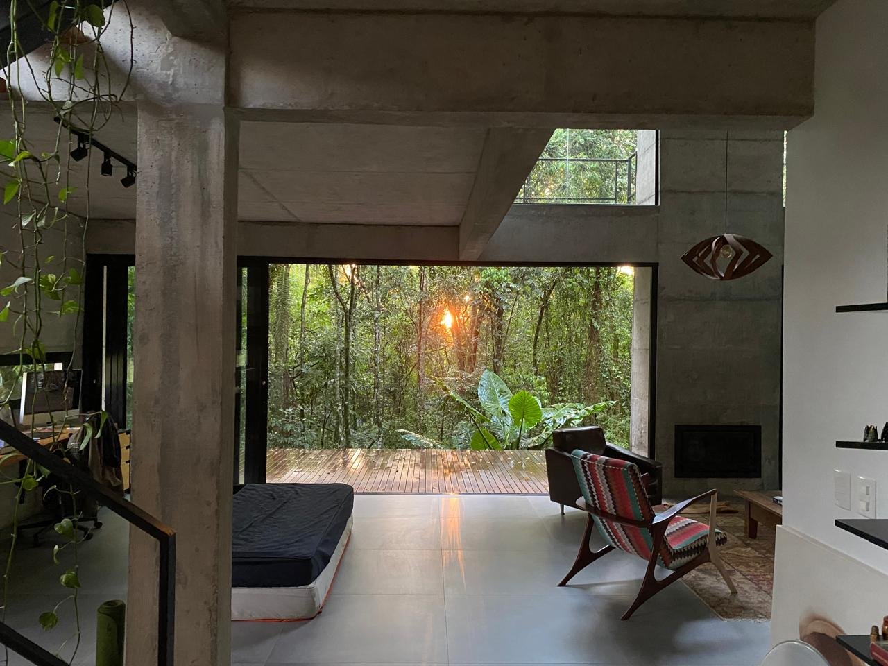 Arquitetura da Casa 235 integrada à mata